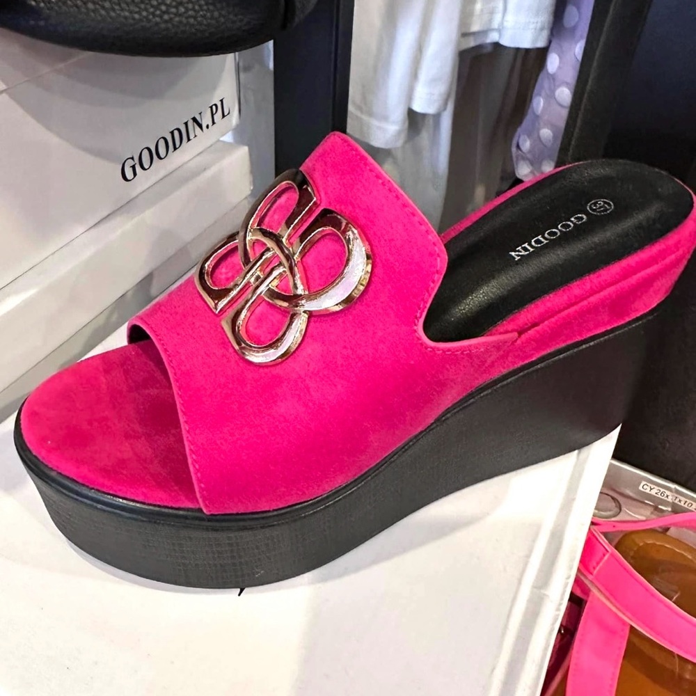New Fuchsia black slides sandals on platform size 6.5